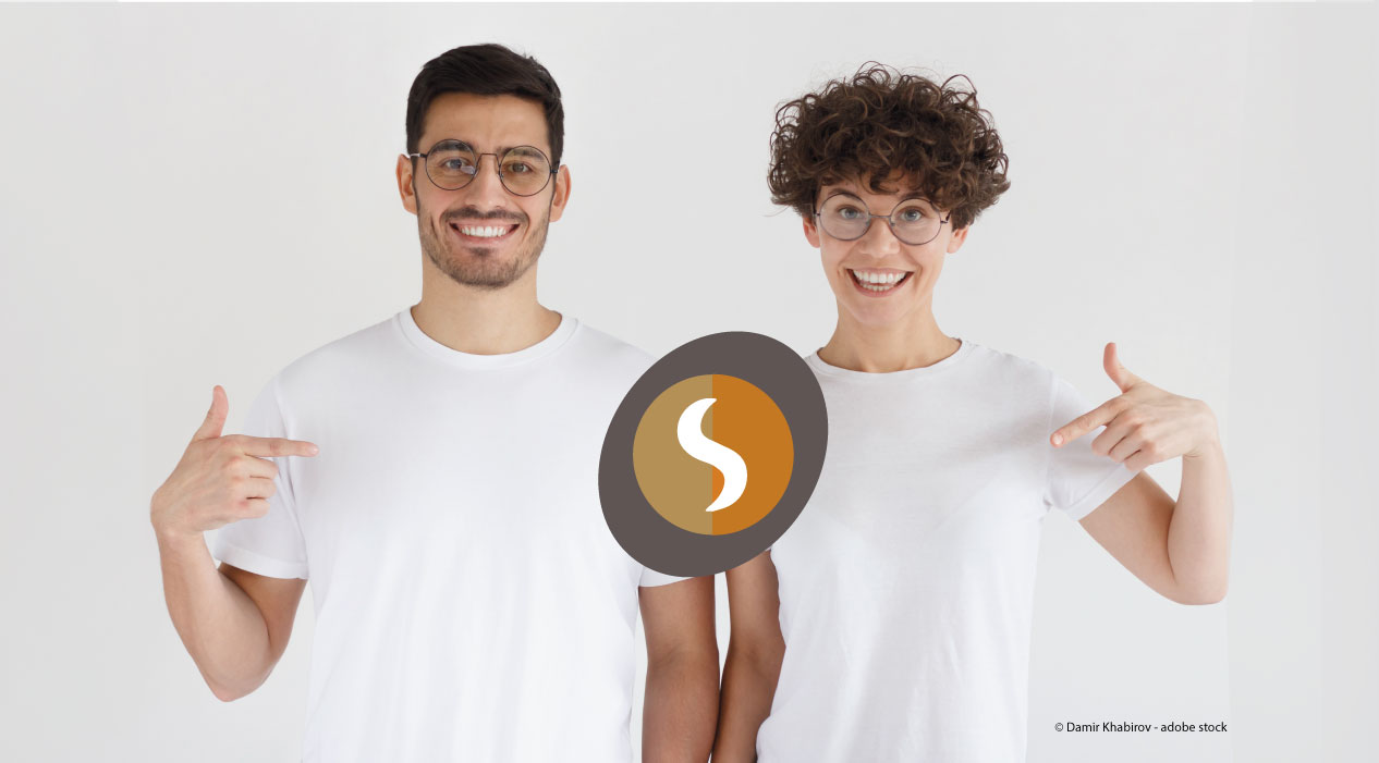 SPIDI Trainer + Trainerin zeigen auf SPIDI Logo
